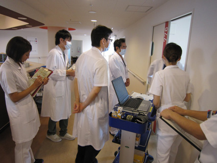 病棟での回診の様子